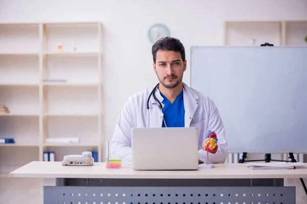 Joven médico cardiólogo en el aula —  Fotos de Stock