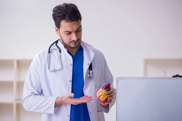 Jovem médico cardiologista em sala de aula — Fotografia de Stock