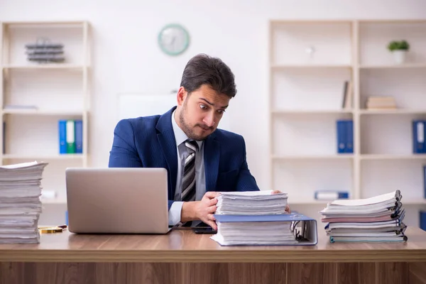 Joven empleado masculino descontento con el trabajo excesivo en la oficina — Foto de Stock