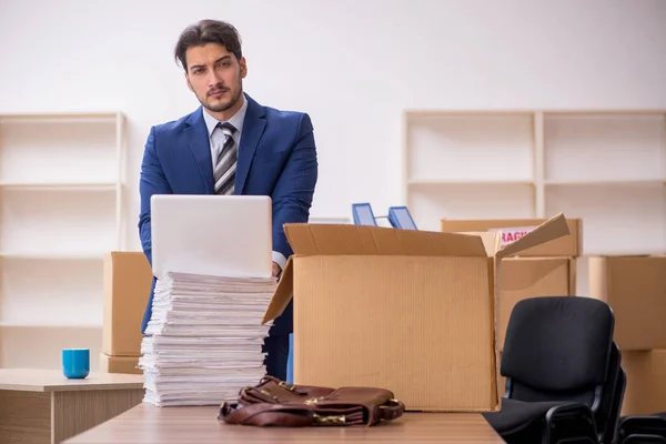 Jeune employé masculin dans le concept de réinstallation — Photo