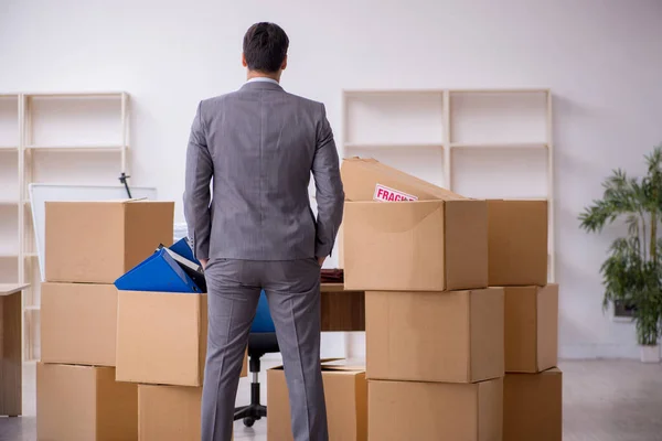 Joven empleado masculino en concepto de reubicación —  Fotos de Stock