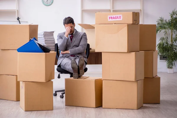 Joven empleado masculino en concepto de reubicación — Foto de Stock