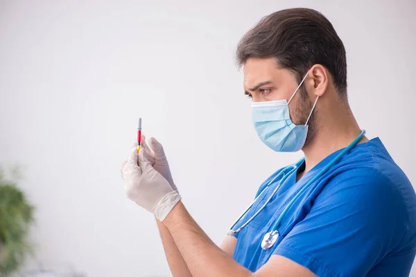 Jeune homme médecin dans le concept de vaccination pendant la pandémie — Photo