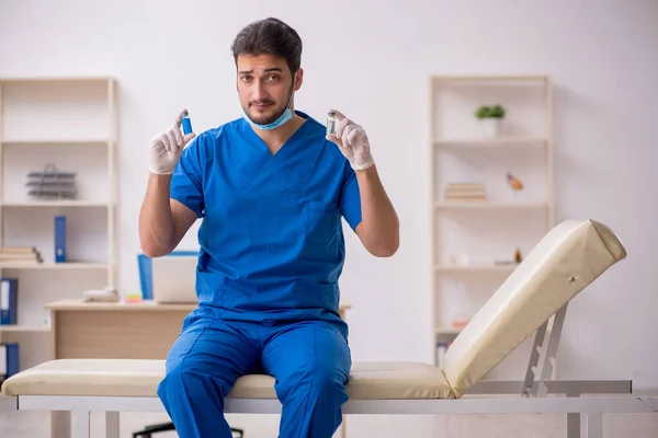 Jovem médico do sexo masculino no conceito de vacinação — Fotografia de Stock