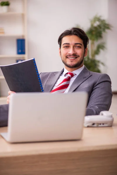 Jeune homme d'affaires employé travaillant dans le bureau — Photo