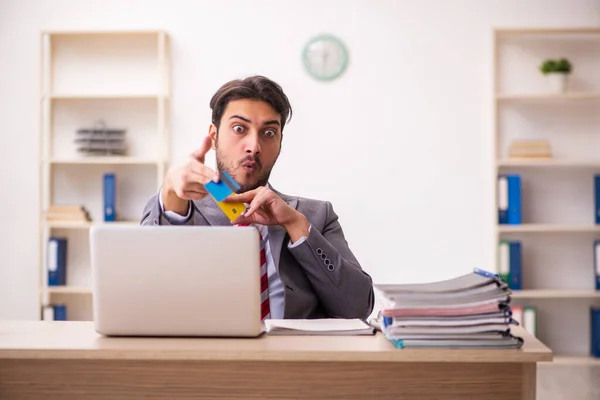 Joven empresario empleado en concepto de comercio electrónico —  Fotos de Stock