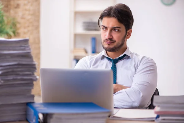 Jungunternehmer unzufrieden mit exzessiver Arbeit im Büro — Stockfoto