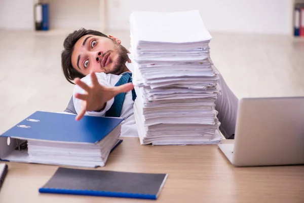 Jovem empresário empregado infeliz com excesso de trabalho no escritório — Fotografia de Stock