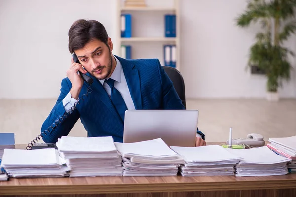 Jeune homme d'affaires employé mécontent du travail excessif au bureau — Photo