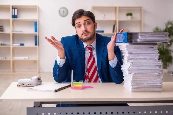 Empleado joven empresario descontento con el trabajo excesivo en la oficina — Foto de Stock