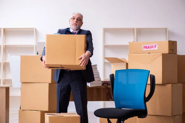 Old businessman employee in relocation concept — Stock Photo, Image