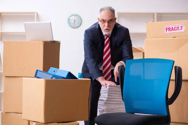 Vieil homme d'affaires employé dans le concept de réinstallation — Photo