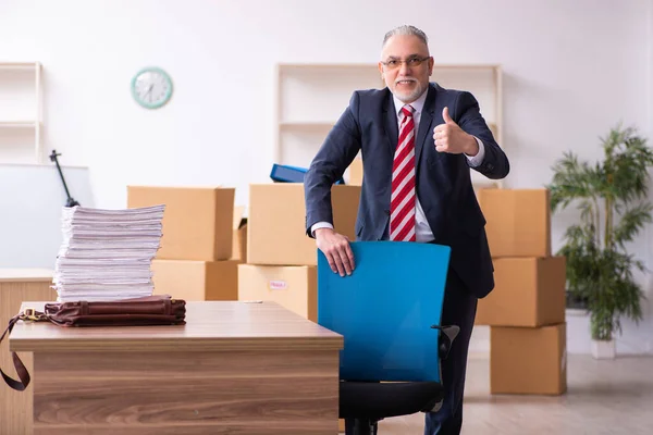 Velho empresário empregado no conceito de realocação — Fotografia de Stock