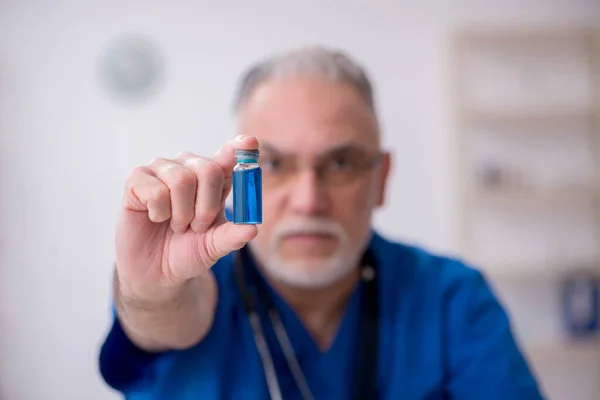 Viejo médico varón en concepto de vacunación — Foto de Stock