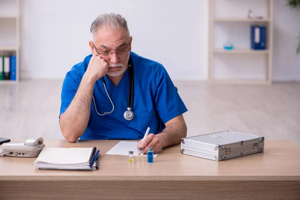 Aşı konseptinde yaşlı bir doktor. — Stok fotoğraf