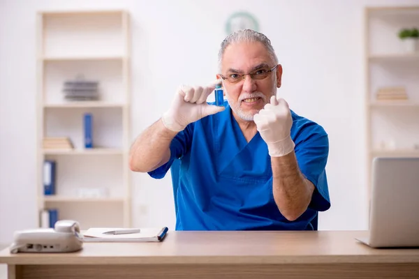 Old male doctor in vaccination concept — Stock Photo, Image