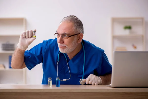 Aşı konseptinde yaşlı bir doktor. — Stok fotoğraf