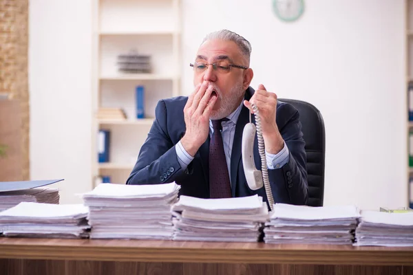 Alter Geschäftsmann Mitarbeiter unzufrieden mit exzessiver Arbeit im Büro — Stockfoto