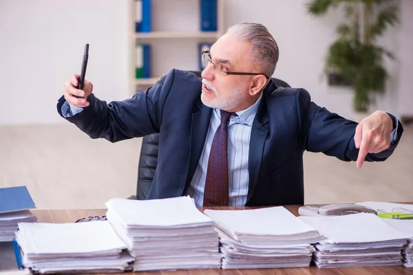 Viejo empleado de negocios descontento con el trabajo excesivo en la oficina —  Fotos de Stock