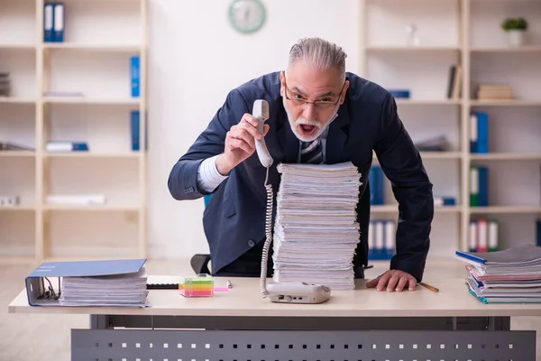 Vieil homme d'affaires employé mécontent du travail excessif dans le bureau — Photo