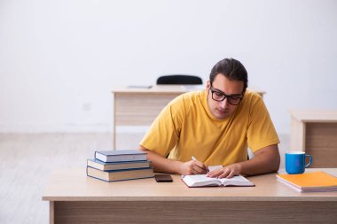 Sınav hazırlıkları sırasında not alan genç bir öğrenci.