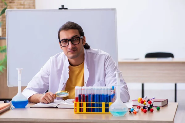 Jovem estudante de química do sexo masculino em sala de aula — Fotografia de Stock