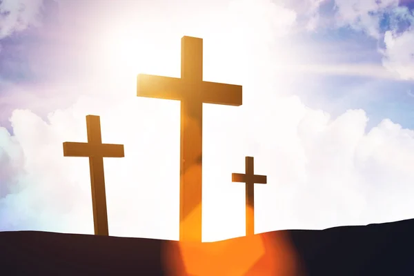 Religiöses Konzept mit Kreuz gegen den Himmel — Stockfoto