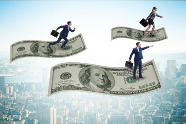İş adamları 100 dolarlık banknotla uçuyor.