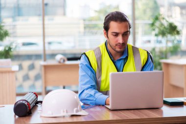 Ofiste çalışan genç erkek mimar.