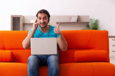 Salgın sırasında tele-araştırma konseptinde genç bir erkek öğrenci