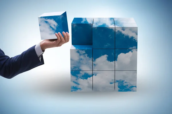 Zakenman bouwen wolkenkubus met vormen — Stockfoto