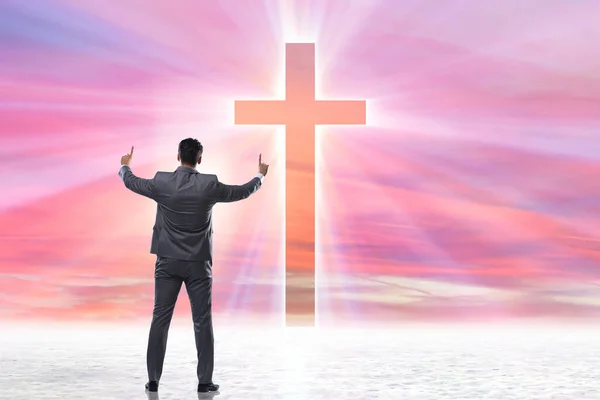 Conceito religioso com cruz e homem solitário — Fotografia de Stock