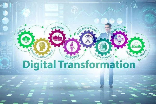 Концепція цифрової трансформації з бізнесменом — стокове фото