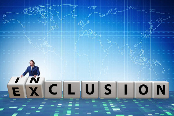 Бизнесмен превращает кубы в понятие включения и исключения