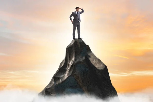 Affärsman på toppen av berget i karriären koncept — Stockfoto