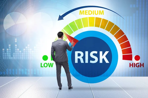 Empresário no conceito de medição e gestão de riscos — Fotografia de Stock