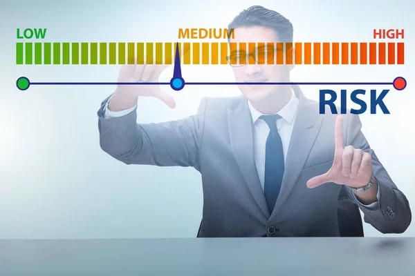 Zakenman in risicometering- en managementconcept — Stockfoto