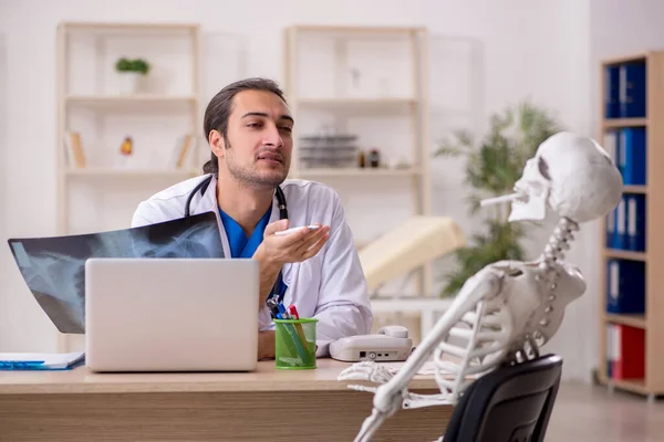 Junger Arzt Radiologe und Skelettpatient in der Klinik — Stockfoto