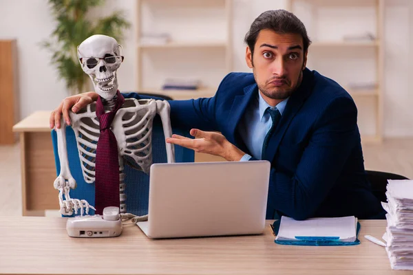 Dead employee working in the office — Stock Photo, Image