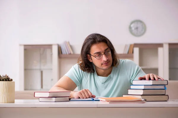 Giovane studente maschio preparazione per gli esami a casa — Foto Stock