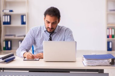 Ofiste çalışan genç bir erkek.