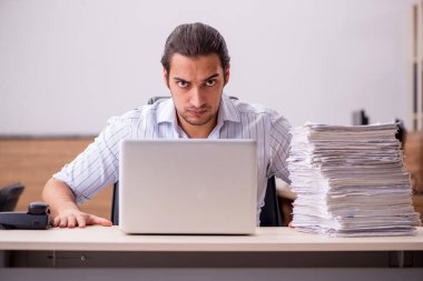 Genç bir erkek işçi aşırı işten memnun değil.