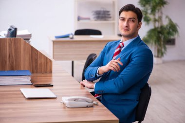Ofiste çalışan genç işadamı.