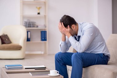 Genç işadamı iş görüşmesini bekliyor.