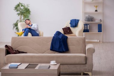 Genç işadamı iş görüşmesini bekliyor.