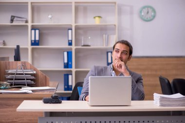 Ofiste çalışan genç bir erkek.