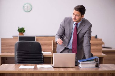 Ofiste çalışan genç işadamı.