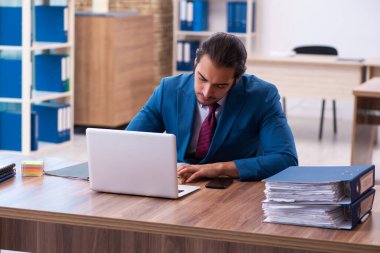 İş yerinde çalışan genç bir erkek.