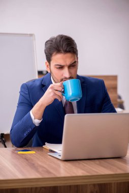 Telekonferans konseptinde genç ve yakışıklı işveren