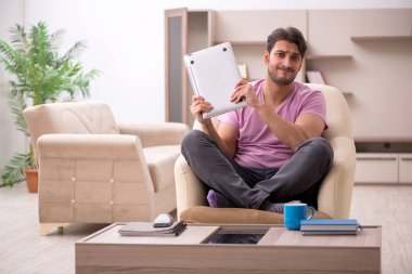 Genç adam salgın sırasında evden çalışıyor.